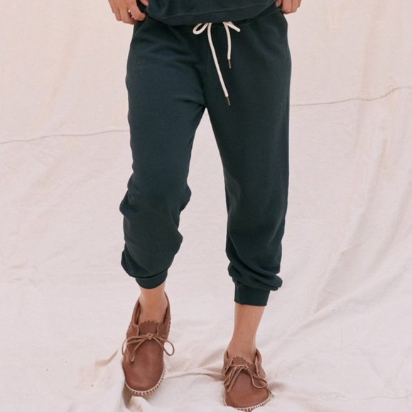 The great cropped sweatpants in forest green - Picture 2 of 3